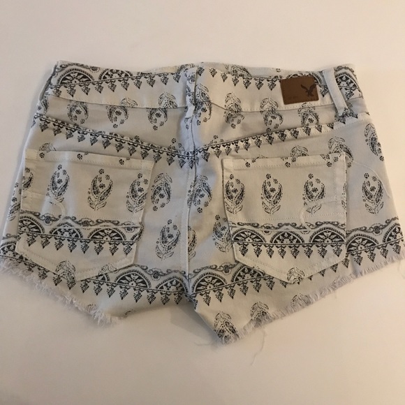 Cute summer shorts. Almost new. Only worn once. - Picture 2 of 4